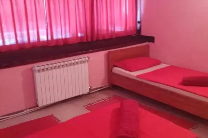Room 4 of 8