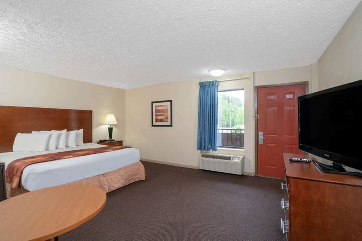 1 King Bed Deluxe (7 of 8)