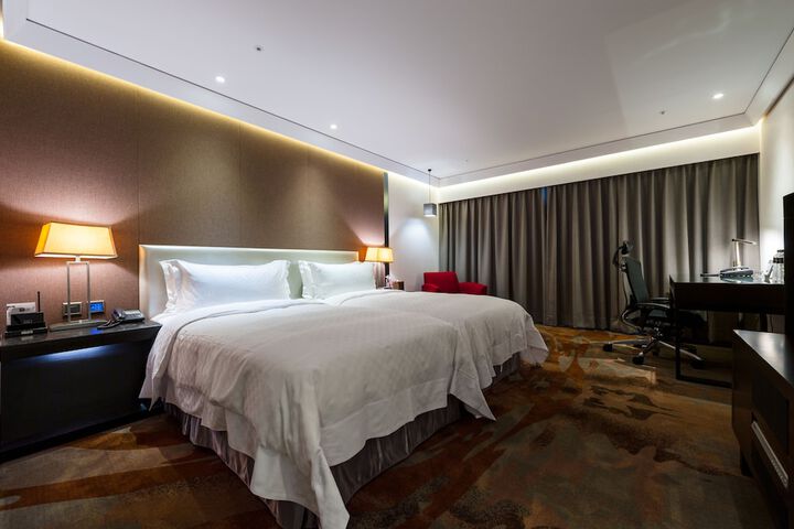 Room 9 of 80
