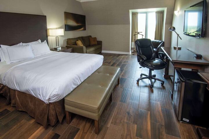 Queen Bed with Sofa (14 of 35)