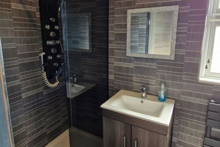 Room 11 of 18
