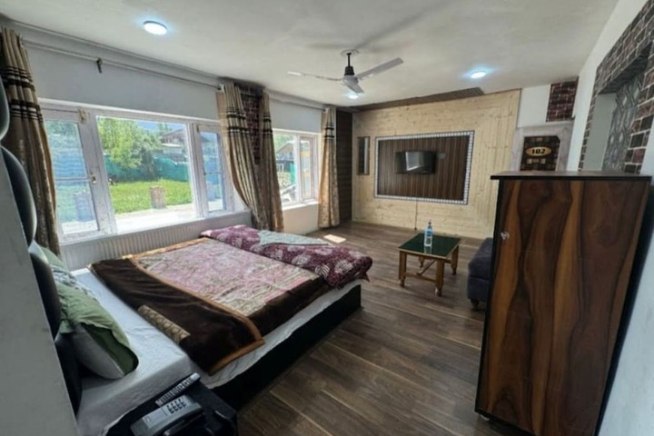 Room 9 of 15