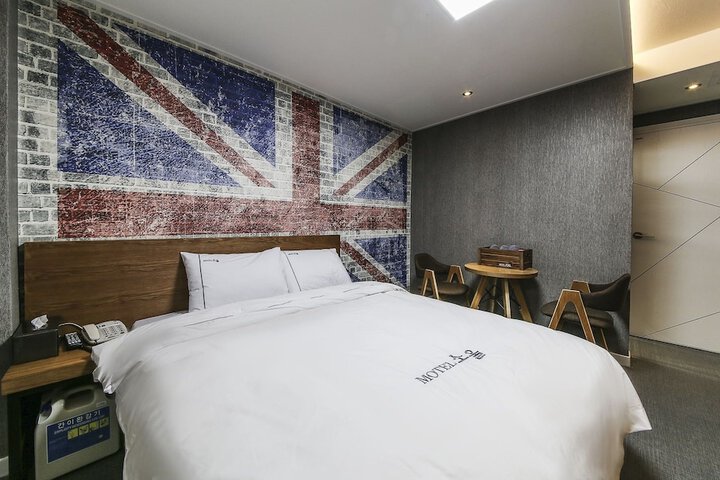 Room 15 of 28