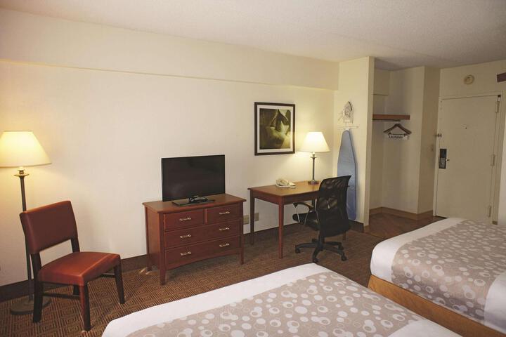 1 Queen Bed (1 of 3)