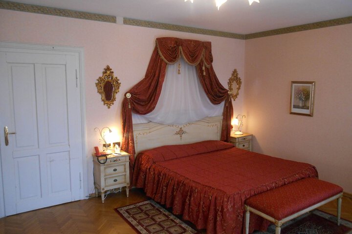 Room 24 of 161