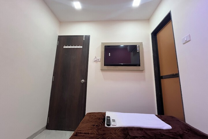 Room 11 of 18