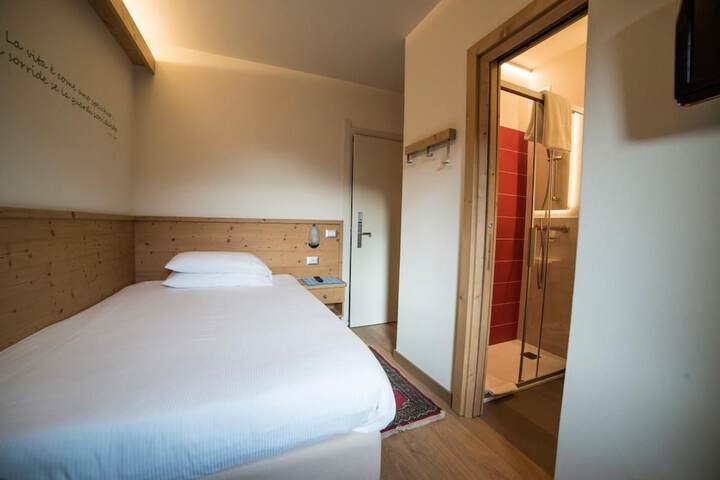 Room 9 of 48
