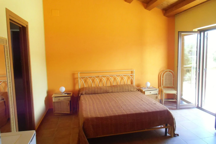 Room 5 of 9