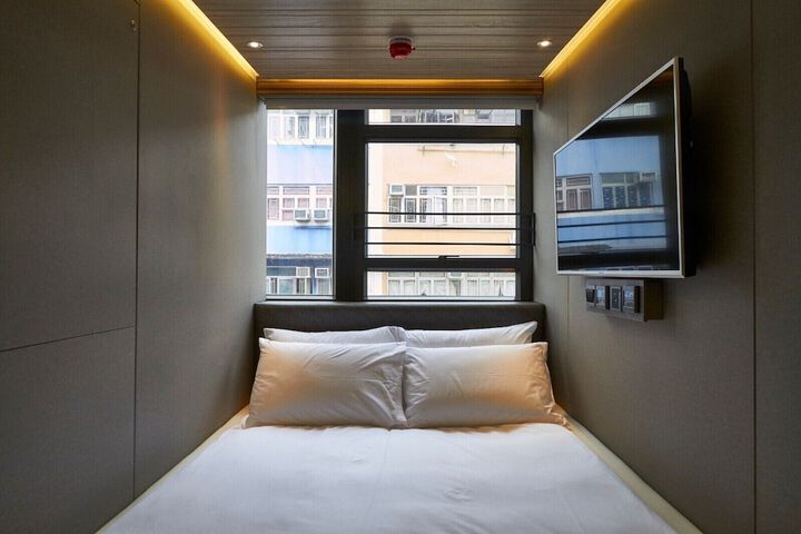 Room 5 of 9