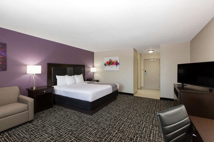 1 King Bed Deluxe Executive Room (7 of 14)