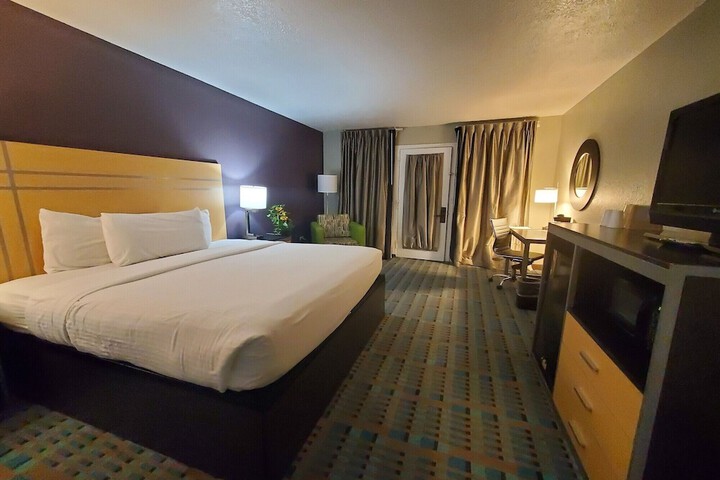 Room 33 of 85