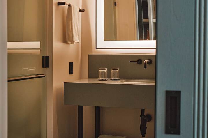 Room 42 of 62