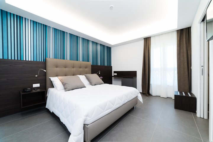 Room 3 of 43