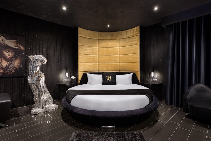 Room 32 of 97