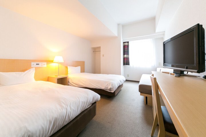 Room 10 of 32