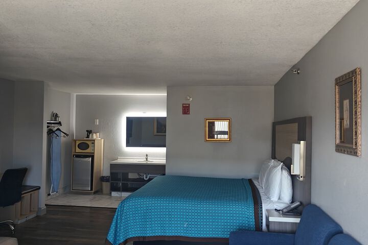 1 King Bed (30 of 30)