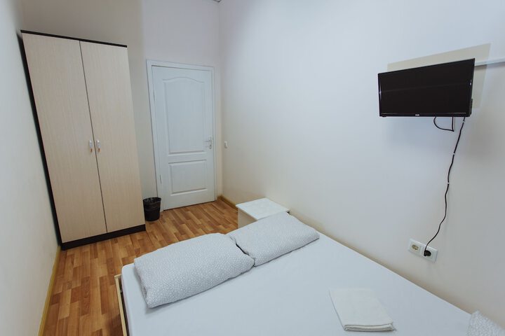 Room 7 of 76