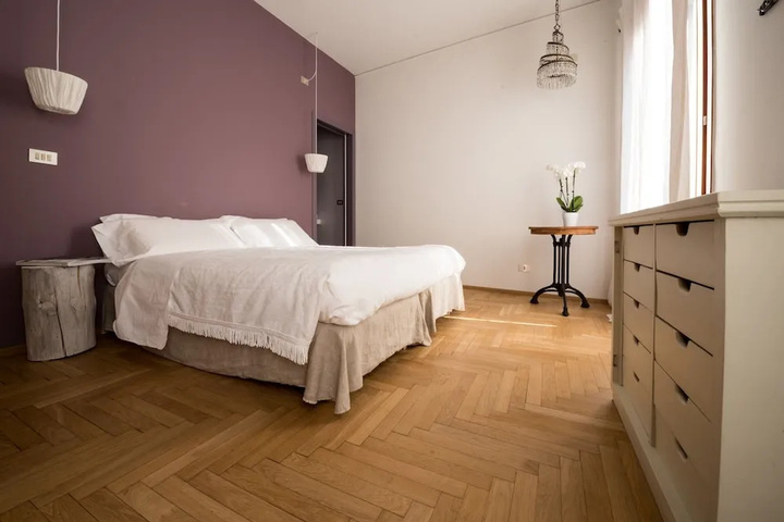 Room 2 of 10
