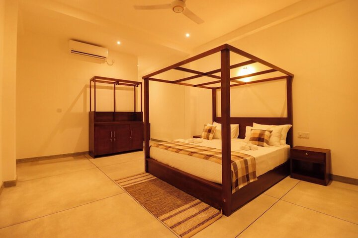 Room 27 of 90