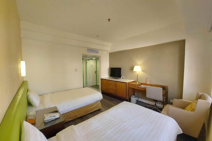 Room 12 of 79