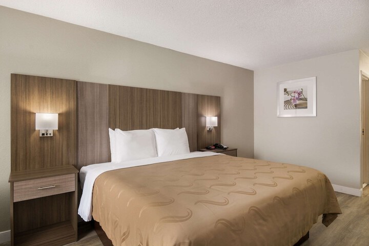 1 King Bed (8 of 22)