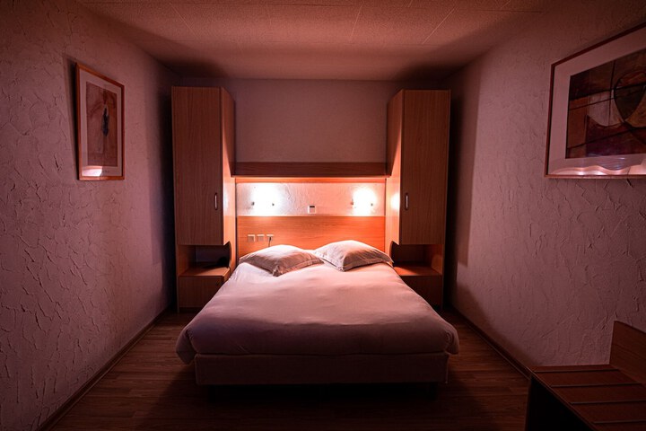 Room 3 of 28