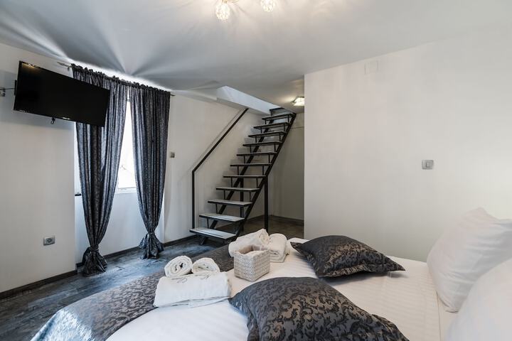 Room 14 of 180