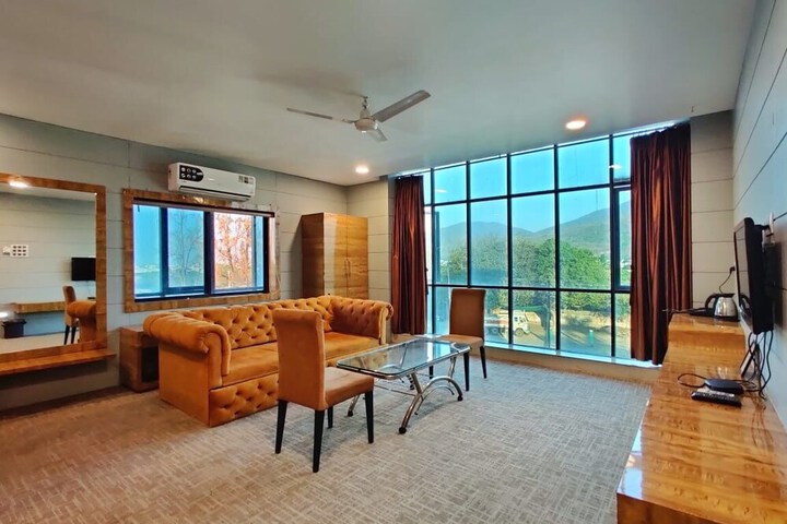 Room 4 of 6
