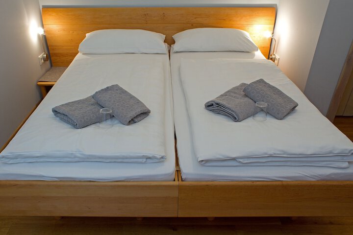 Room 14 of 27