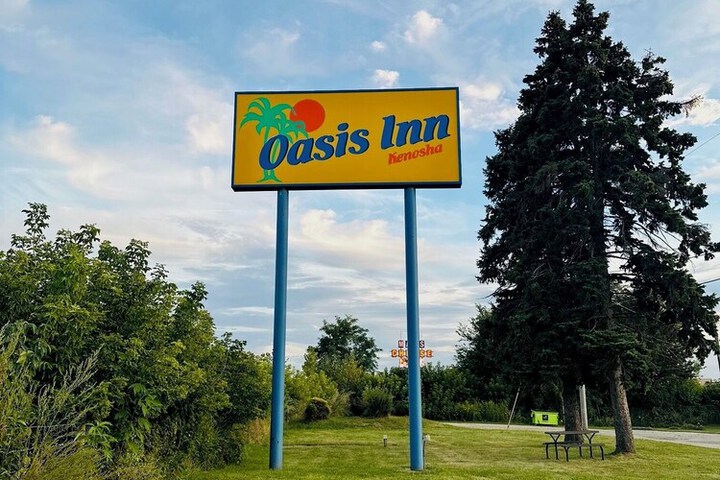 Exterior of Oasis Inn Kenosha
