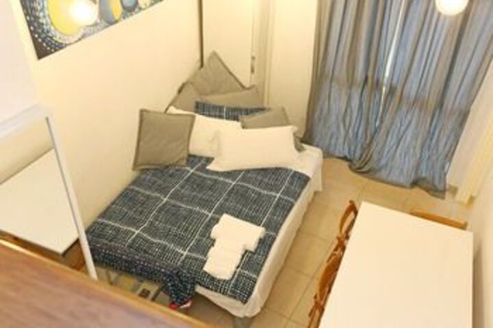 Room 13 of 32