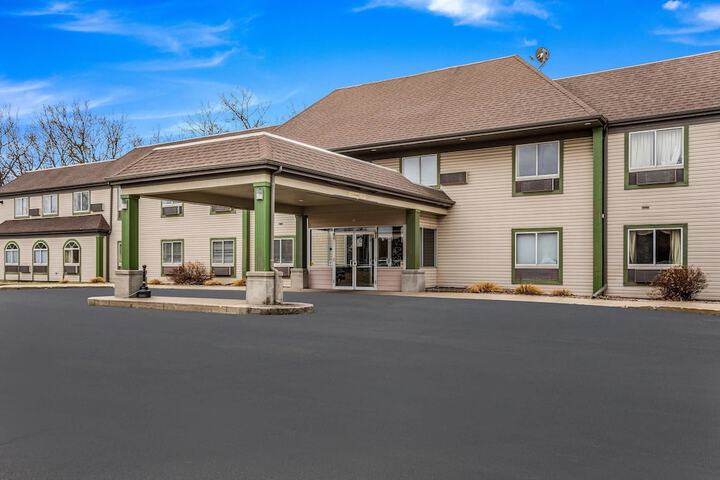 Econo Lodge Whitehall near Michigan's Adventure