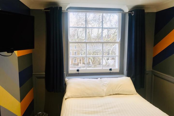 Room 8 of 106
