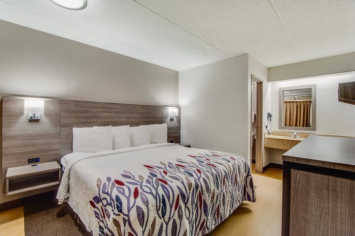 1 King Bed (3 of 20)