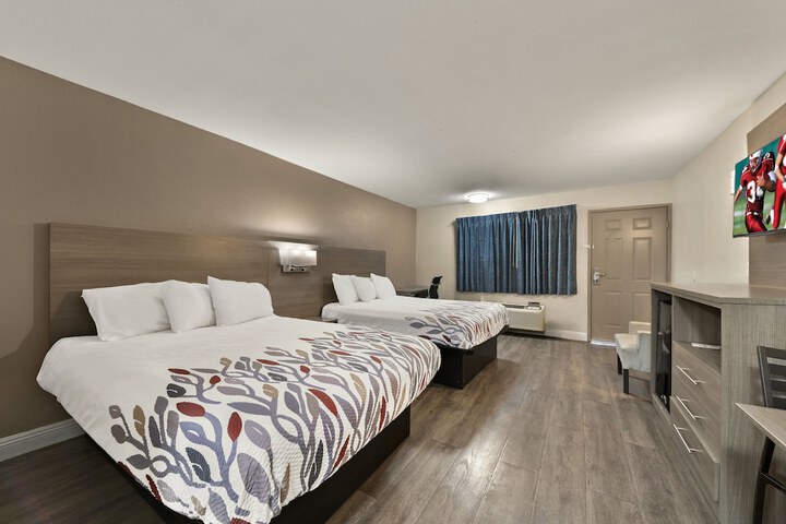 2 Queen Beds (6 of 6)