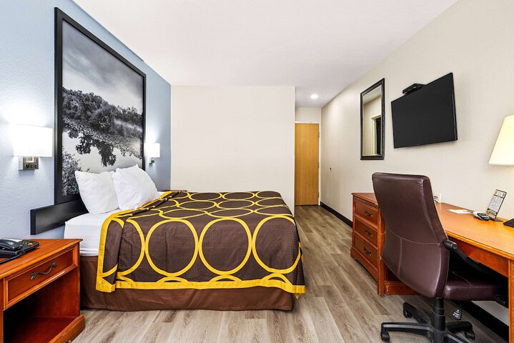 1 Queen Bed (5 of 24)