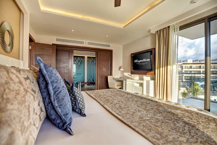 Room 15 of 213