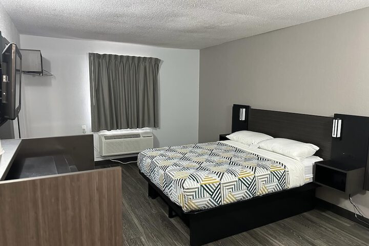 1 Queen Bed (5 of 7)