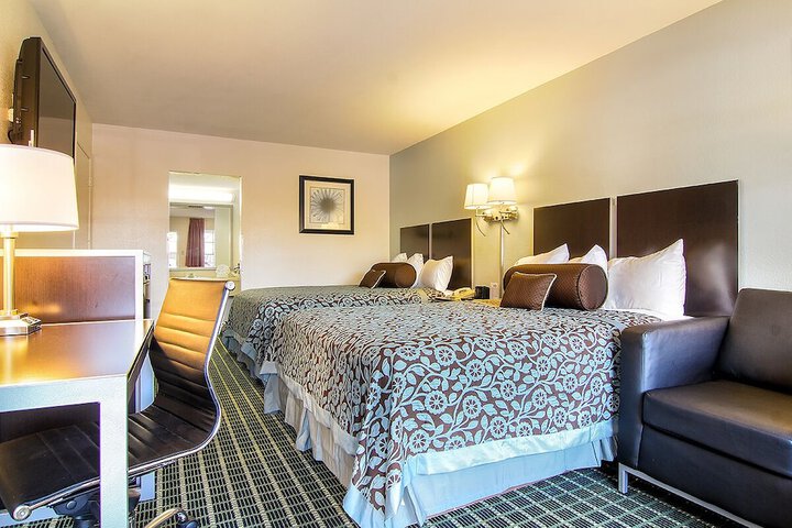 2 Queen Beds (6 of 24)