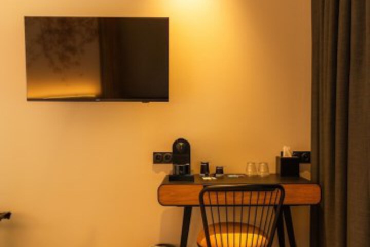 Room 5 of 98