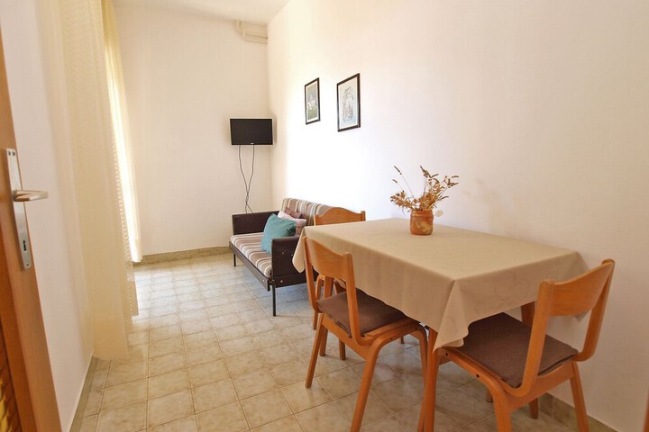 Room 9 of 26