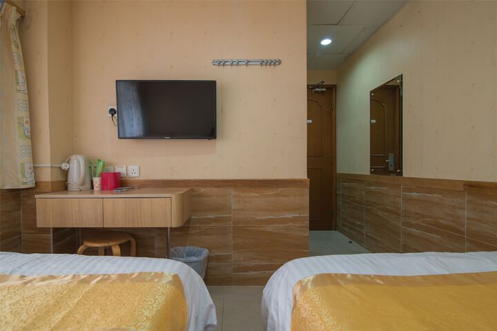 Room 8 of 110