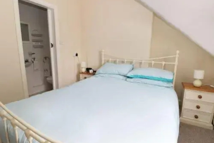 Room 6 of 12