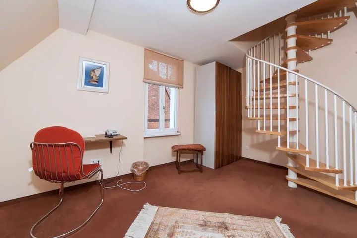 Room 8 of 12
