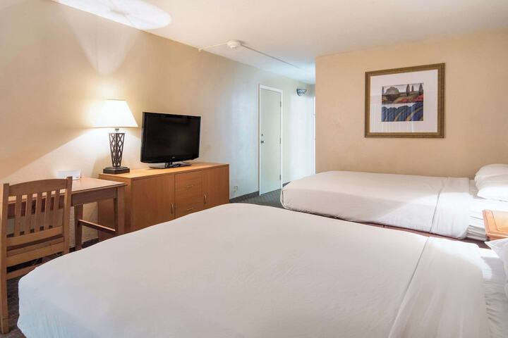 2 Queen Beds (9 of 10)