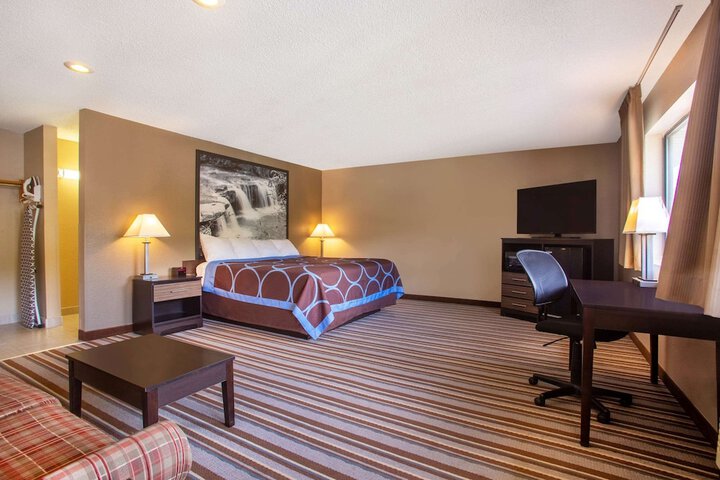 1 King Bed (6 of 10)