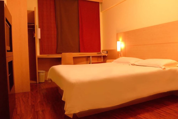 Room 8 of 33