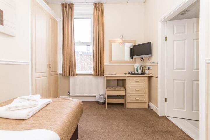 Room 2 of 77