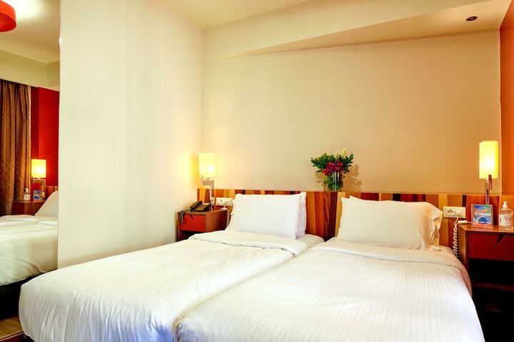 Room 5 of 40