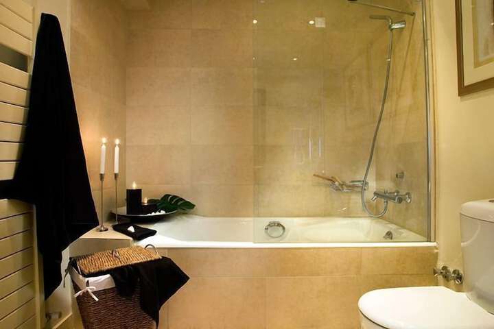 Deep soaking bathtub